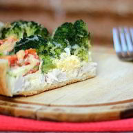 Рецепт Слоеного пирога с курицей, брокколи и черри