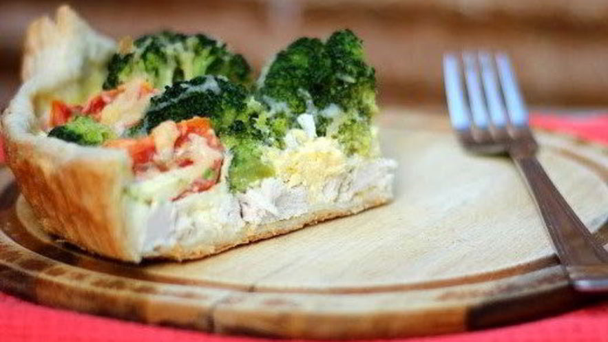 Рецепт слоеного пирога с курицей, брокколи и черри