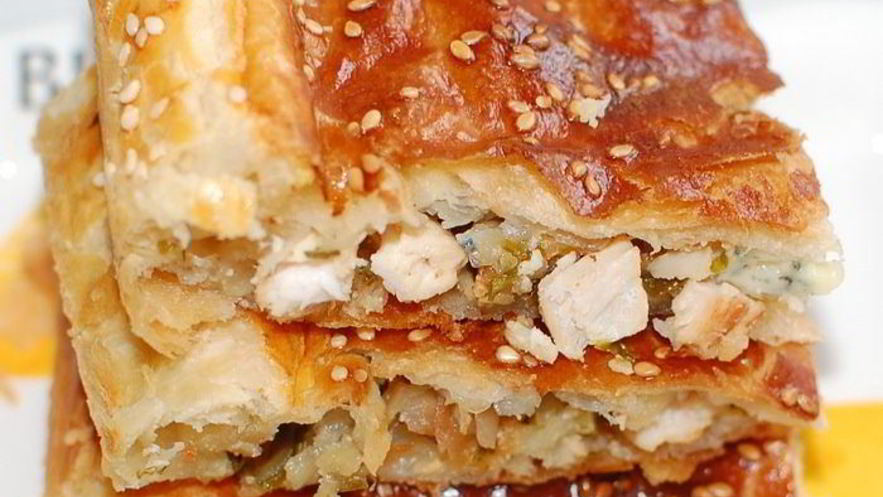 Рецепт слоеного пирога с начинкой из индейки и сыра