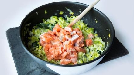 Рецепт сырного пирога с красной рыбой