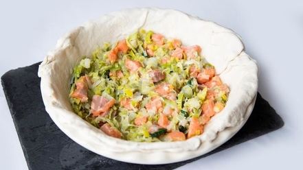 Рецепт сырного пирога с красной рыбой