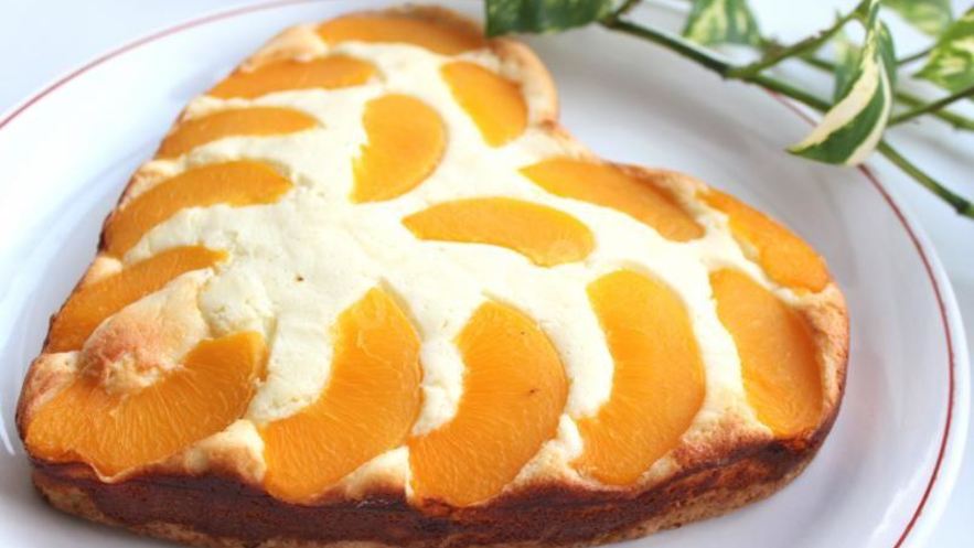 Рецепт творожного пирога с персиками