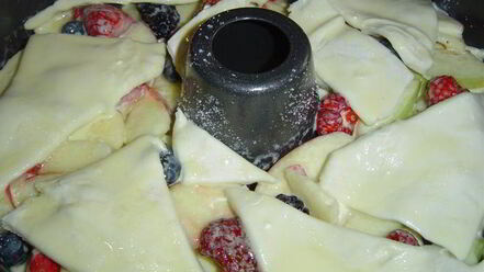 Рецепт яблочно-ягодного пирог-десерт с заливкой