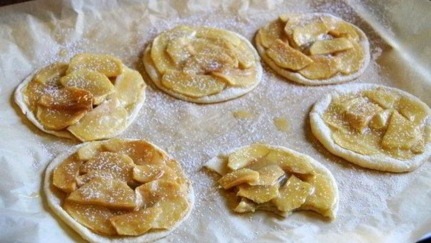 Рецепт яблочных мини пироги с бананом и карамелью