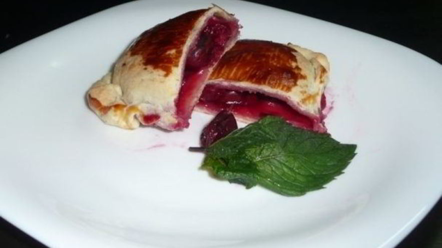 Рецепт дрожжевых пирожков с вишней