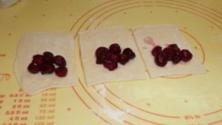 Рецепт дрожжевых пирожков с вишней