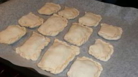 Рецепт дрожжевых пирожков с вишней