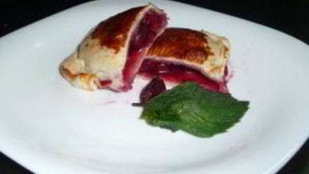 Рецепт дрожжевых пирожков с вишней