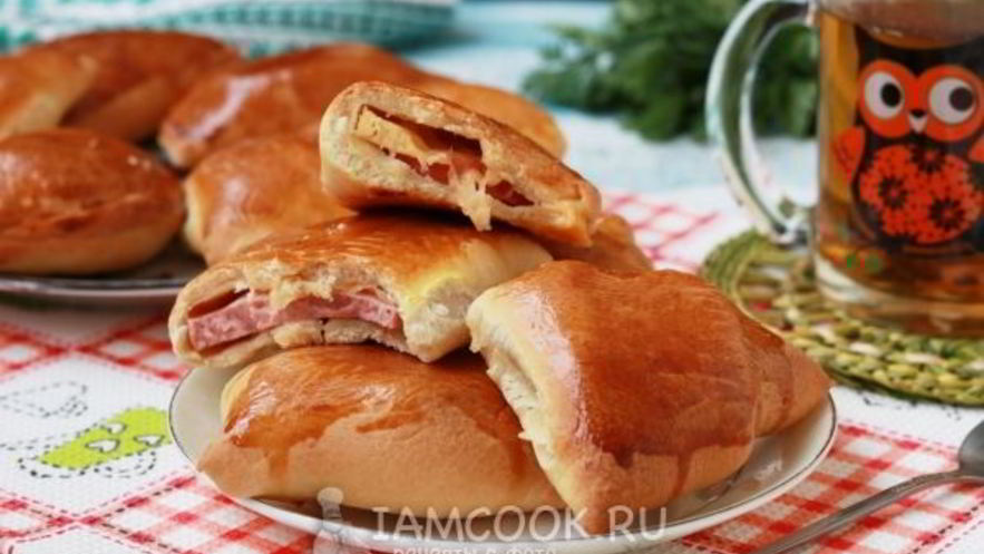 Рецепт пирожков с колбасой и сыром