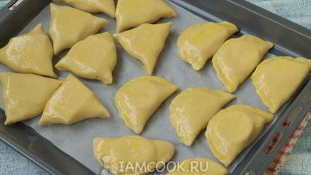 Рецепт пирожков с колбасой и сыром