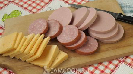 Рецепт пирожков с колбасой и сыром