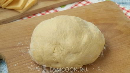 Рецепт пирожков с колбасой и сыром