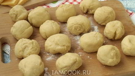 Рецепт пирожков с колбасой и сыром