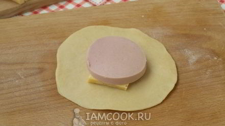 Рецепт пирожков с колбасой и сыром