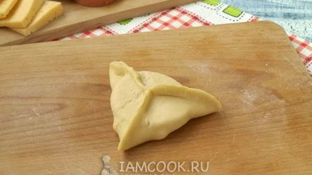 Рецепт пирожков с колбасой и сыром