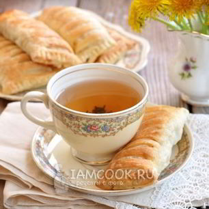 Рецепт Пирожков с курицей и ветчиной из слоеного теста