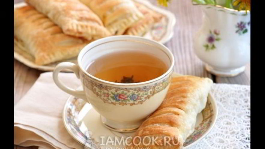 Рецепт пирожков с курицей и ветчиной из слоеного теста