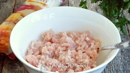 Рецепт пирожков с курицей и ветчиной из слоеного теста