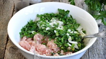 Рецепт пирожков с курицей и ветчиной из слоеного теста