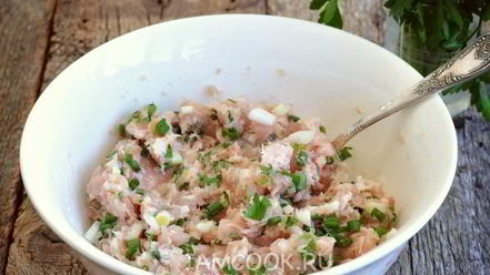 Рецепт пирожков с курицей и ветчиной из слоеного теста