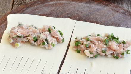 Рецепт пирожков с курицей и ветчиной из слоеного теста