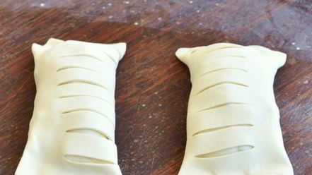 Рецепт пирожков с курицей и ветчиной из слоеного теста