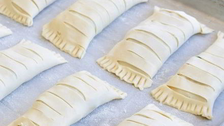 Рецепт пирожков с курицей и ветчиной из слоеного теста