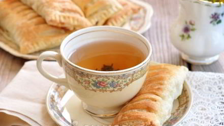 Рецепт пирожков с курицей и ветчиной из слоеного теста