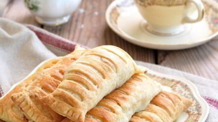 Рецепт пирожков с курицей и ветчиной из слоеного теста