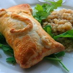 Рецепт Слоеных пирожков с курицей и сливочным сыром