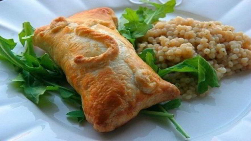 Рецепт слоеных пирожков с курицей и сливочным сыром