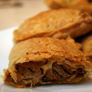 Рецепт Слоеных пирожков с курицей и сыром