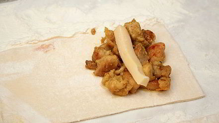 Рецепт слоеных пирожков с курицей и сыром