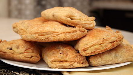 Рецепт слоеных пирожков с курицей и сыром