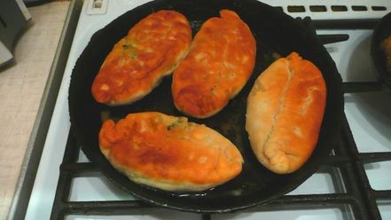 Рецепт жареных пирожков с рисом, яйцом и зеленым луком