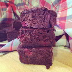 Рецепт Брауни с темным пивом и малиной
