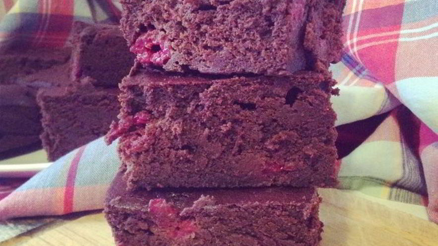 Рецепт брауни с темным пивом и малиной