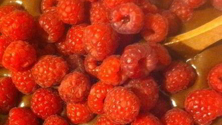 Рецепт брауни с темным пивом и малиной