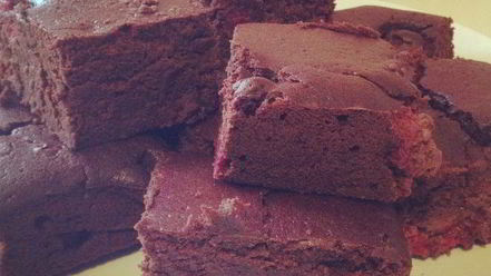 Рецепт брауни с темным пивом и малиной