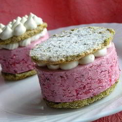 Рецепт Фисташкового пирожного с брусничным семифредо