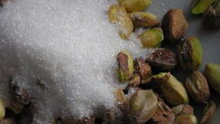 Рецепт фисташкового пирожного с брусничным семифредо