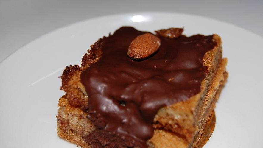 Рецепт миндальных пирожных в шоколадной глазури