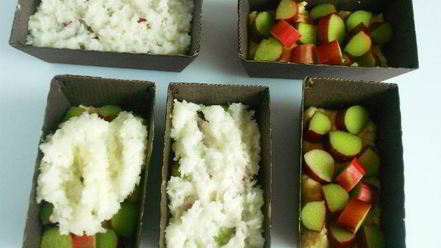 Рецепт пирожных с ревенем и кокосом