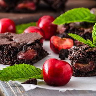 Рецепт Пряного брауни с сушеной вишней и имбирем