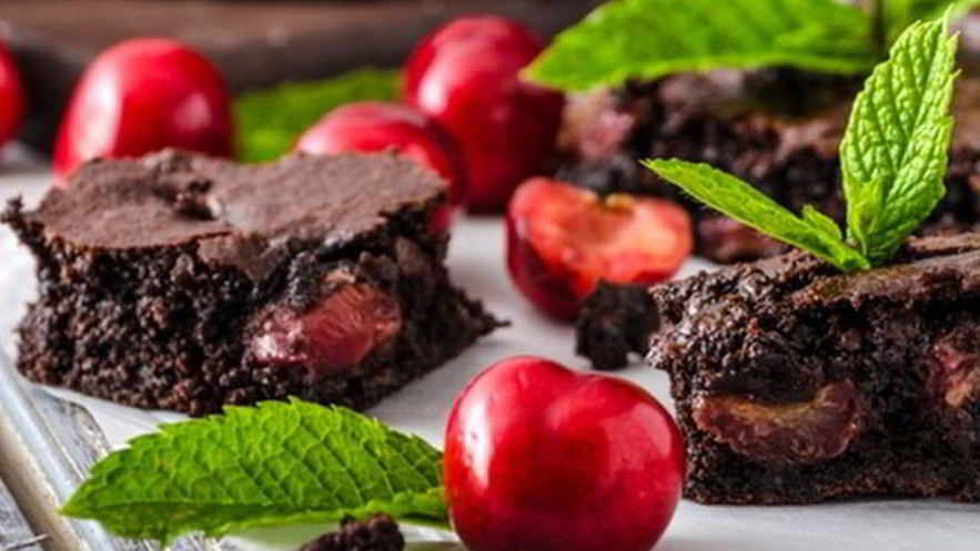 Рецепт пряного брауни с сушеной вишней и имбирем