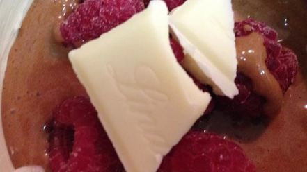 Рецепт шоколадного пирожного с малиной