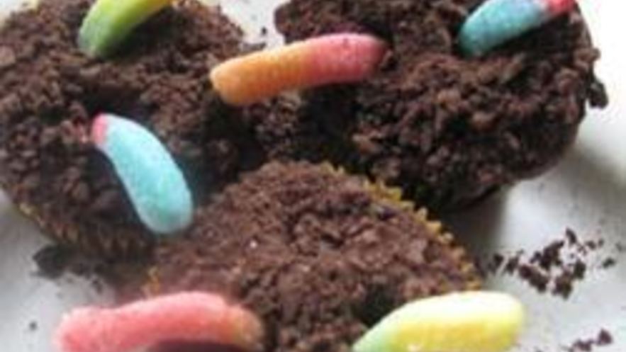 Рецепт шоколадных пирожных с червячками