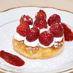 Рецепт Слоенных пирожных с клубникой