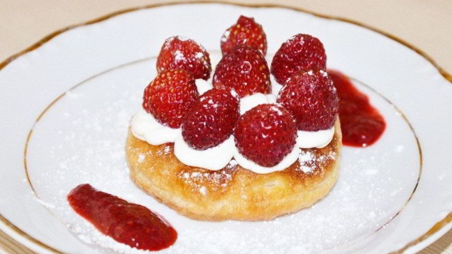 Рецепт слоенных пирожных с клубникой