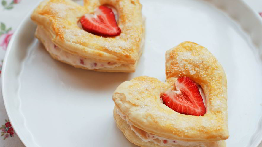 Рецепт слоеного пирожного с клубникой и маскарпоне